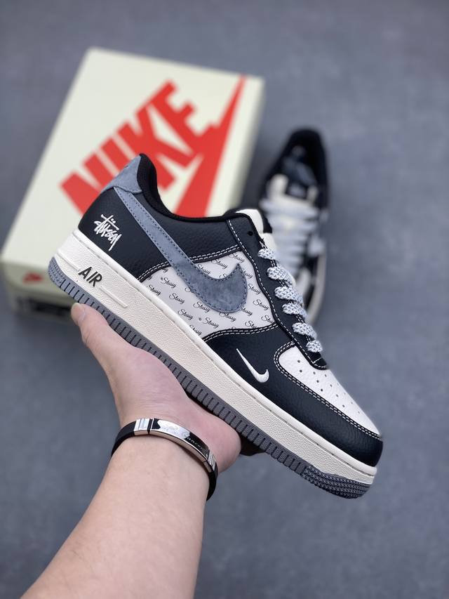 海外限量发售！公司级nike Air Force 1 '07 Low “斯图西联名--黑灰英文”空军一号 低帮 运动鞋 休闲鞋 折边针车 工艺难度大 原楦头原纸