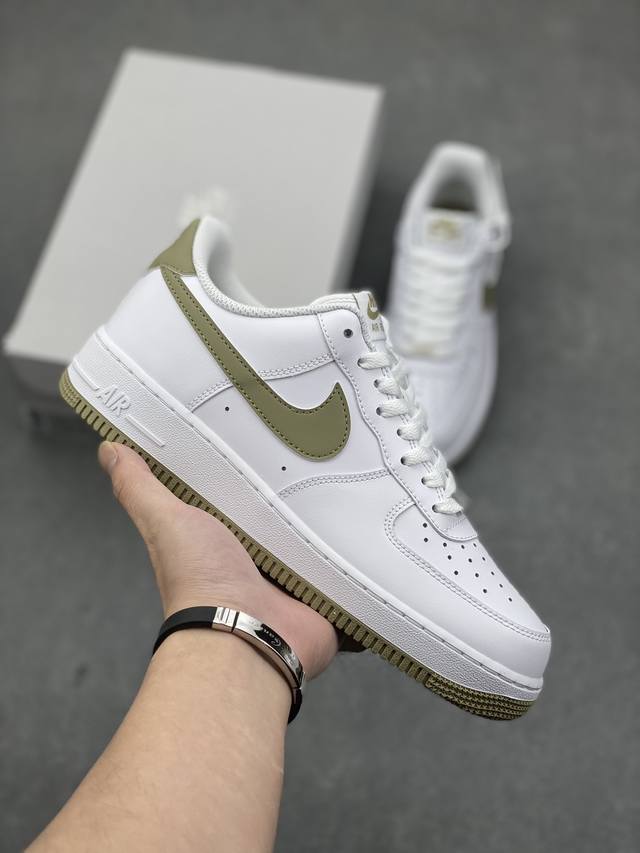 耐克nike Air Force 1‘07 空军一号低帮百搭休闲运动板鞋。柔软、弹性十足的缓震性能和出色的中底设计，横跨复古与现代的外型结合，造就出风靡全球三十