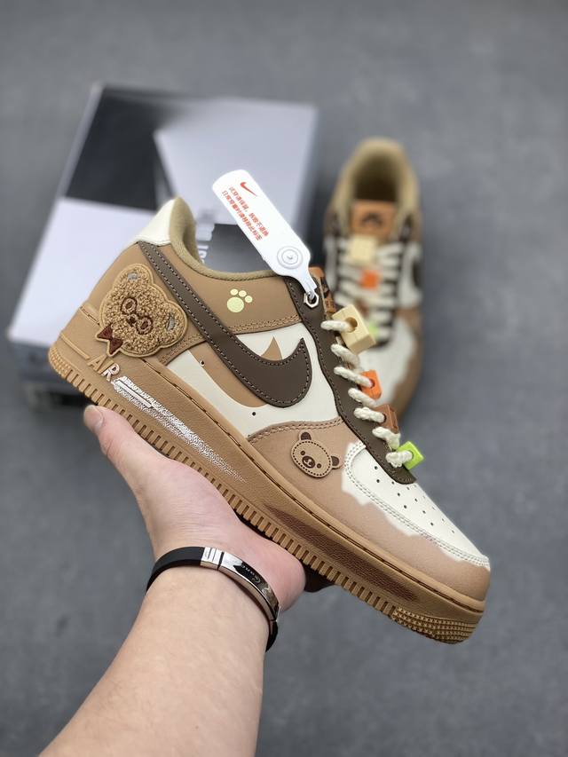 美拉德小熊”订制空军一号板鞋 ，该定制版球鞋选用原鞋款为nike Air Force 1'07 空军一号低帮休闲板鞋，此款鞋子设计采用小麦色的配色，外侧鞋后跟布