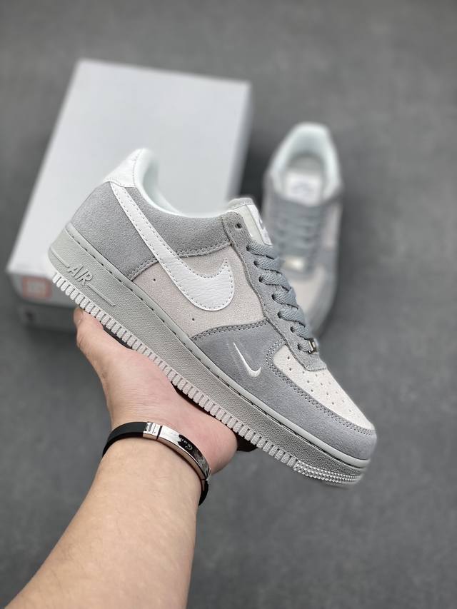 Nike Air Force 1 ’07 Low 空军一号低帮百搭休闲运动板鞋。柔软、弹性十足的缓震性能和出色的中底设计，横跨复古与现代的外型结合，造就出风靡全