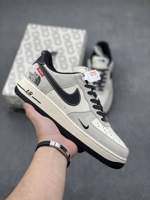 海外限量发售！公司级nike Air Force 1 '07 Low “Supreme北面联名--黑灰红标”空军一号 低帮 运动鞋 休闲鞋 折边针车 工艺难度大