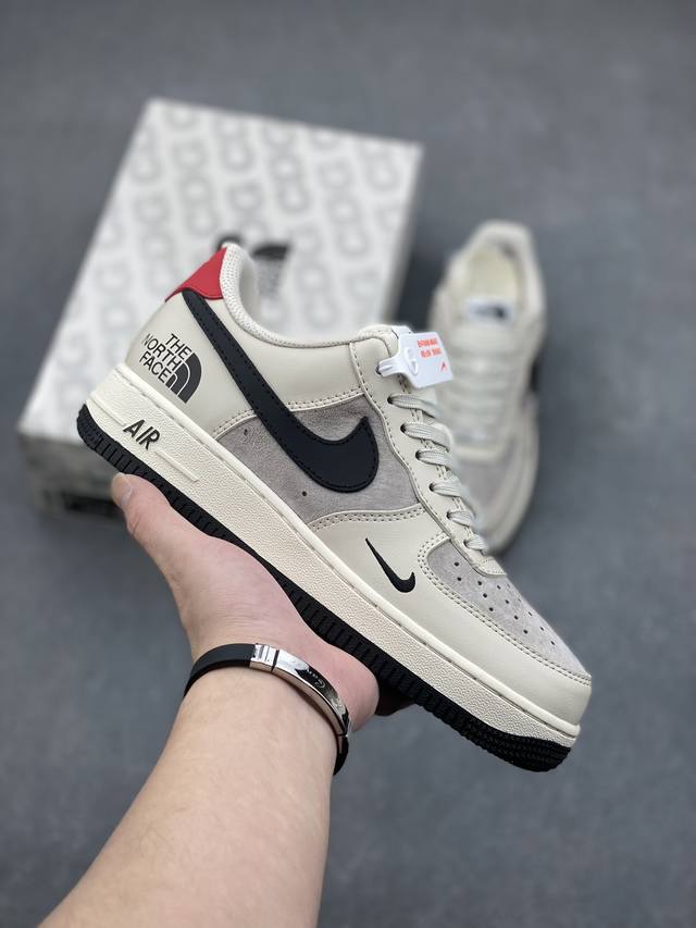 海外限量发售！公司级nike Air Force 1 '07 Low “北面联名--米黑红尾”空军一号 低帮 运动鞋 休闲鞋 折边针车 工艺难度大 原楦头原纸板