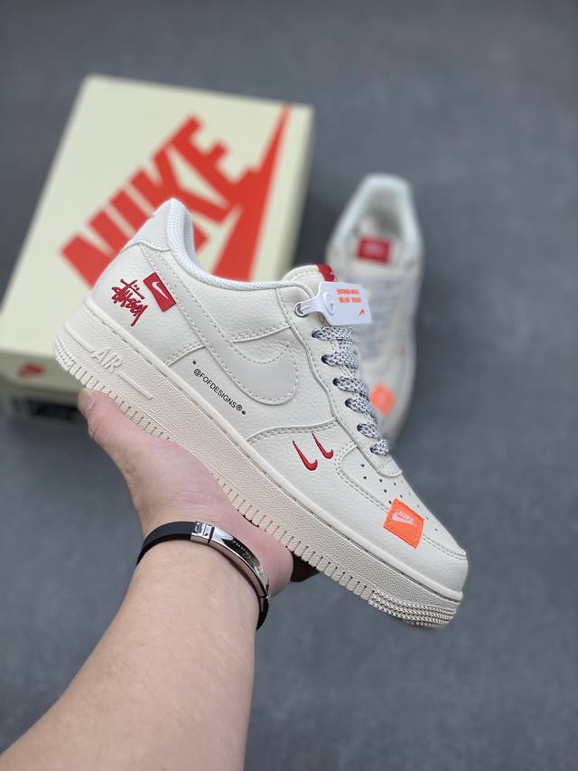 海外限量发售！公司级nike Air Force 1 '07 Low “斯图西联名--米白双勾红标”空军一号 低帮 运动鞋 休闲鞋 折边针车 工艺难度大 原楦头