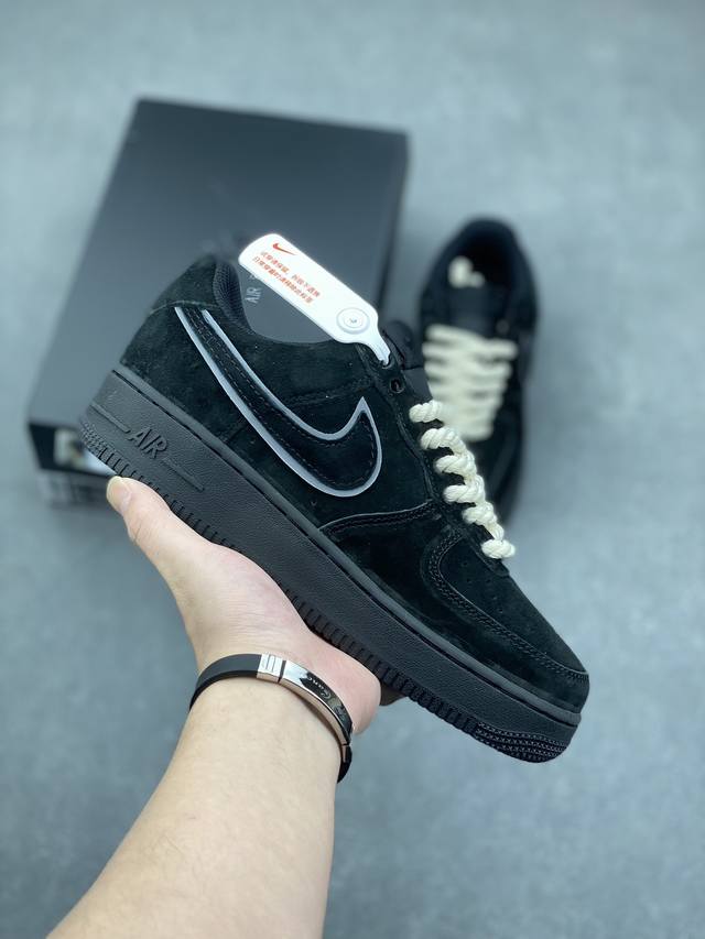 Nike Air Force 1 ’07 Low 空军一号低帮百搭休闲运动板鞋。柔软、弹性十足的缓震性能和出色的中底设计，横跨复古与现代的外型结合，造就出风靡全