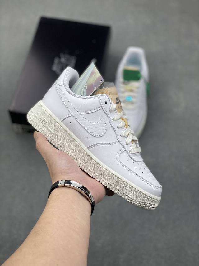 耐克nike Air Force 1 07 Lx White Onyx Bling Lf钻石哔呤空军一号低帮 依然采用了纯白贯穿鞋身，但鞋带上的bling-Bl