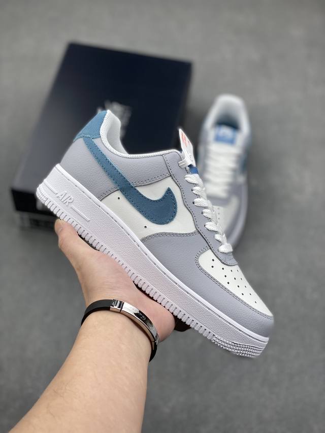 Nike Air Force 1 '07 Low 空军一号含气垫 低帮百搭厚底增高休闲运动板鞋。柔软、弹性十足的缓震性能和出色的中底设计，横跨复古与现代的外型结