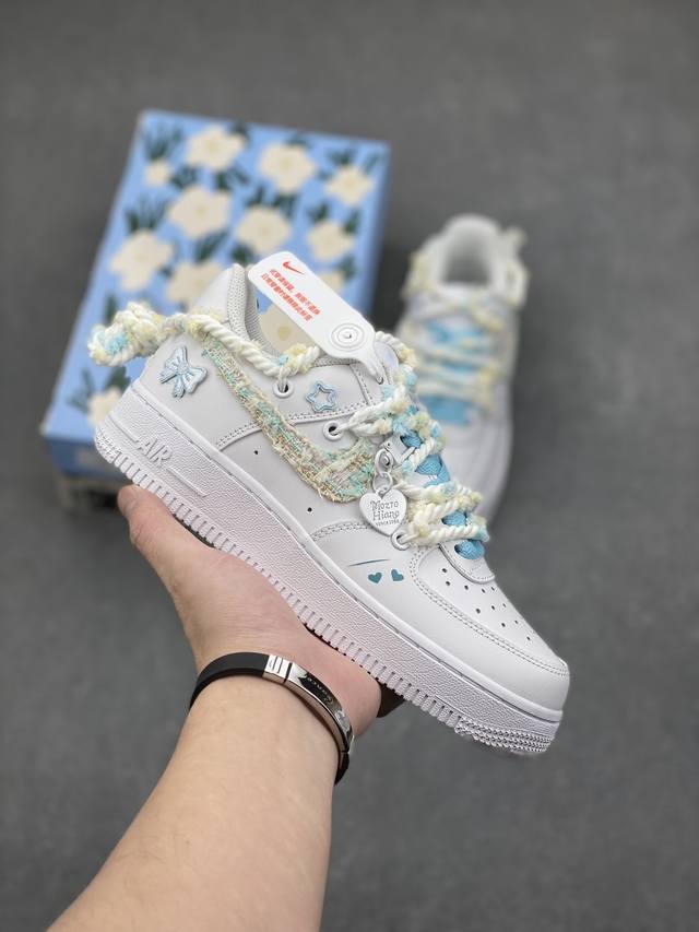 物语蓝”订制空军一号板鞋 该定制版球鞋选用原鞋款为nike Air Force1空军一号低帮，此款设计灵感以情人节为主题，配色上以蓝白色为主，鞋勾处有小香风布贴