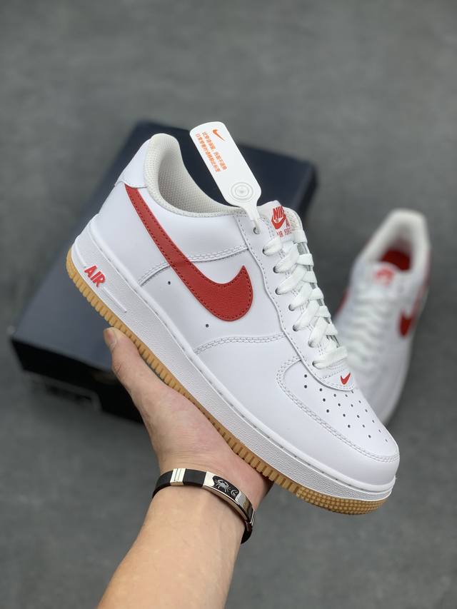 工厂套现 双十二福利 原本地1 版本 Nike Air Force 1 ’07 白红生胶 空军一号低帮百搭休闲运动板鞋。柔软、弹性十足的缓震性能和出色的中底设计