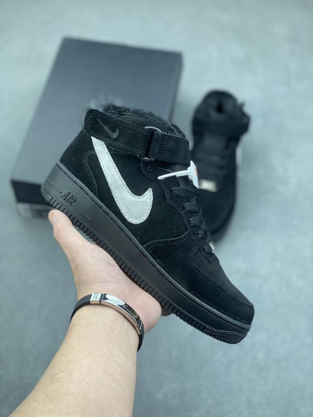 Nike Air Force 1 ’07 Low 空军一号低帮百搭休闲运动板鞋。柔软、弹性十足的缓震性能和出色的中底设计，横跨复古与现代的外型结合，造就出风靡全