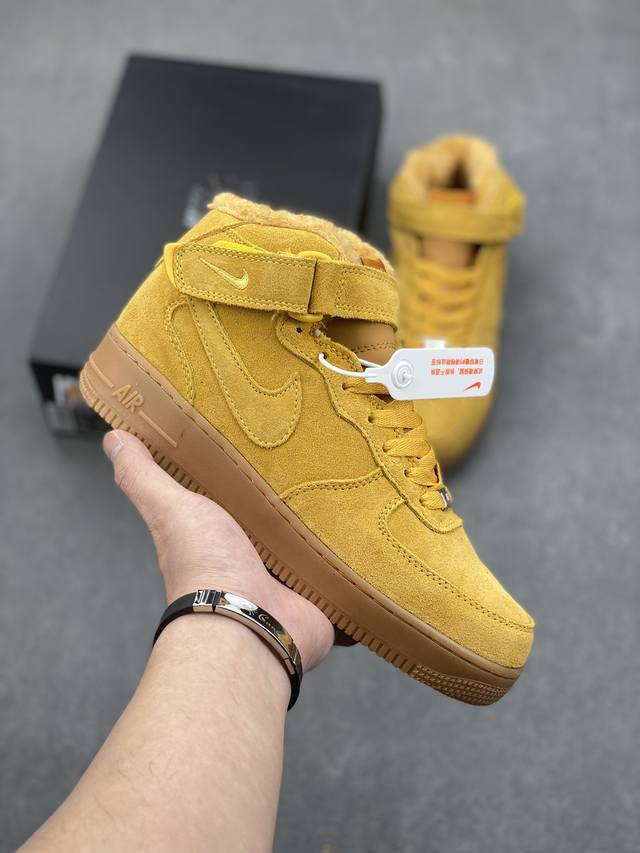 Nike Air Force 1 ’07 Low 空军一号低帮百搭休闲运动板鞋。柔软、弹性十足的缓震性能和出色的中底设计，横跨复古与现代的外型结合，造就出风靡全