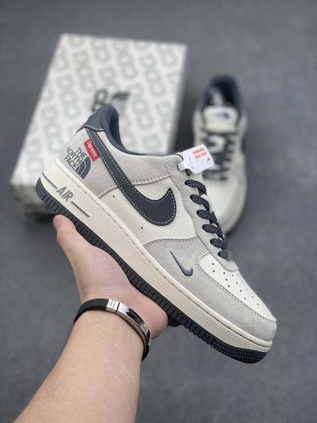 海外限量发售！公司级nike Air Force 1 '07 Low “Supreme北面联名--灰黑红标猪八”空军一号 低帮 运动鞋 休闲鞋 折边针车 工艺难