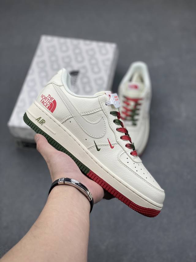 海外限量发售！公司级nike Air Force 1 '07 Low “北面联名--米红绿双拼”空军一号 低帮 运动鞋 休闲鞋 折边针车 工艺难度大 原楦头原纸