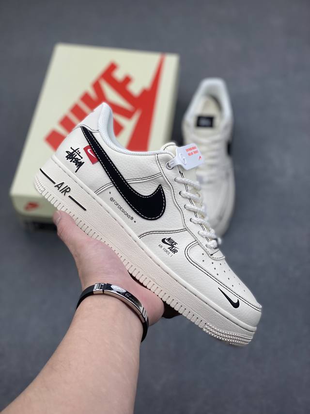 海外限量发售！公司级nike Air Force 1 '07 Low “斯图西联名--米白黑勾红标”空军一号 低帮 运动鞋 休闲鞋 折边针车 工艺难度大 原楦头