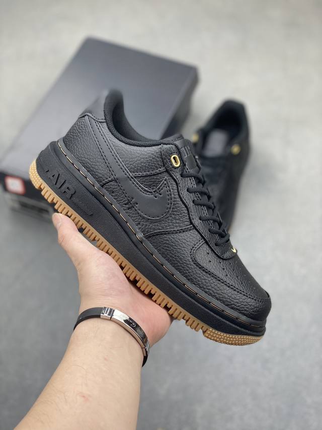 Nike Air Force 1 Low 空军一号低帮百搭休闲运动板鞋 柔软、弹性十足的缓震性能和出色的中底设计，横跨复古与现代的外型结合，造就出风靡全球三十多