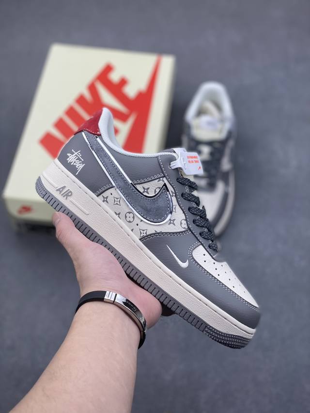 海外限量发售！公司级nike Air Force 1 '07 Low “斯图西联名--米灰红印花”空军一号 低帮 运动鞋 休闲鞋 折边针车 工艺难度大 原楦头原