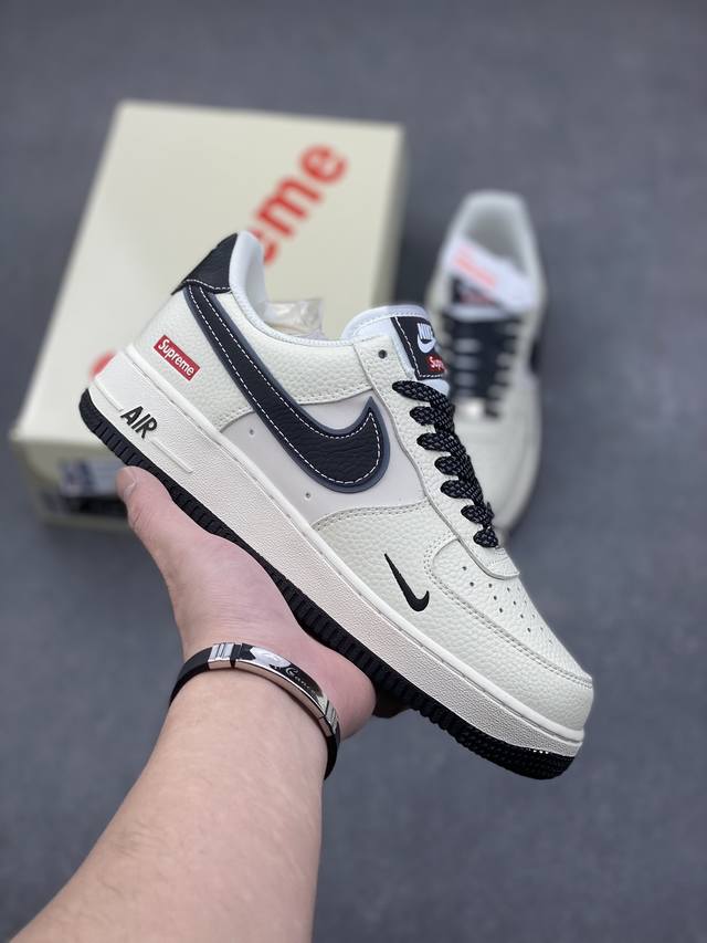 海外限量发售！公司级nike Air Force 1 '07 Low “Supreme联名--米黑勾满天星”空军一号 低帮 运动鞋 休闲鞋 折边针车 工艺难度大