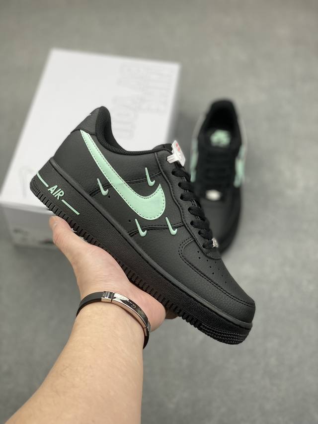 Nike Air Force 1 '07 Low 空军一号含气垫 低帮百搭厚底增高休闲运动板鞋。柔软、弹性十足的缓震性能和出色的中底设计，横跨复古与现代的外型结