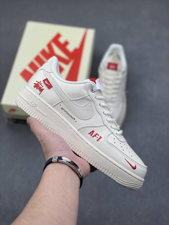 海外限量发售！公司级nike Air Force 1 '07 Low “斯图西联名--Af1米白红标”空军一号 低帮 运动鞋 休闲鞋 折边针车 工艺难度大 原楦