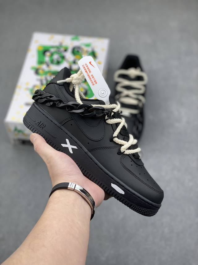 黑解构 机能风”订制空军一号板鞋 ，该定制版球鞋选用原鞋款为nike Air Force1空军一号低帮，设计灵感来源于当下流行的暗黑机能风，采用了简约的涂鸦设计