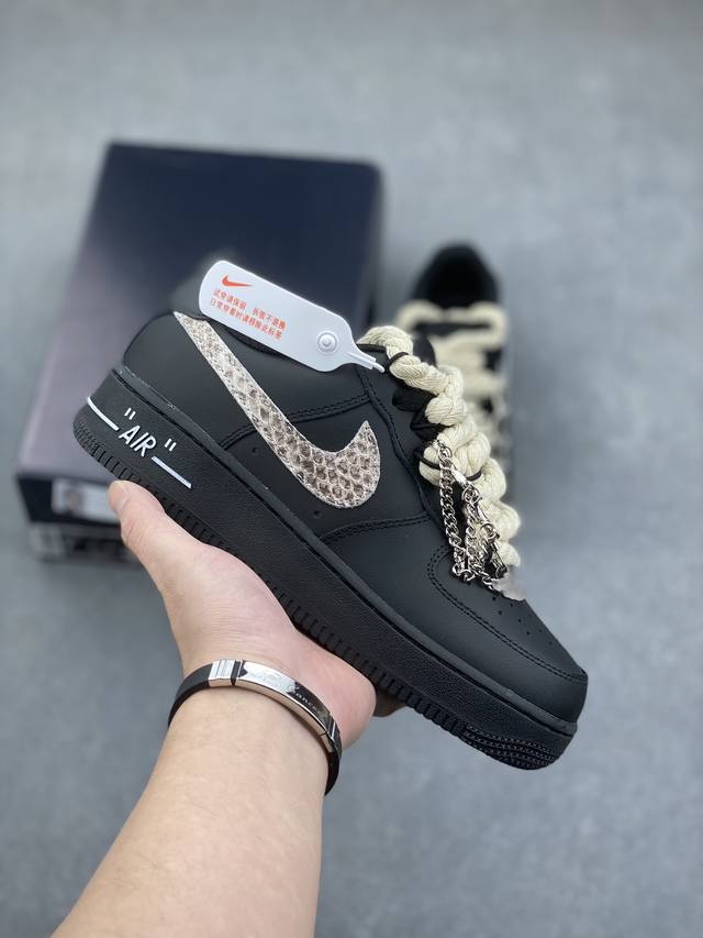 Nike Air Force 1 ’07 Low 空军一号低帮百搭休闲运动板鞋。柔软、弹性十足的缓震性能和出色的中底设计，横跨复古与现代的外型结合，造就出风靡全