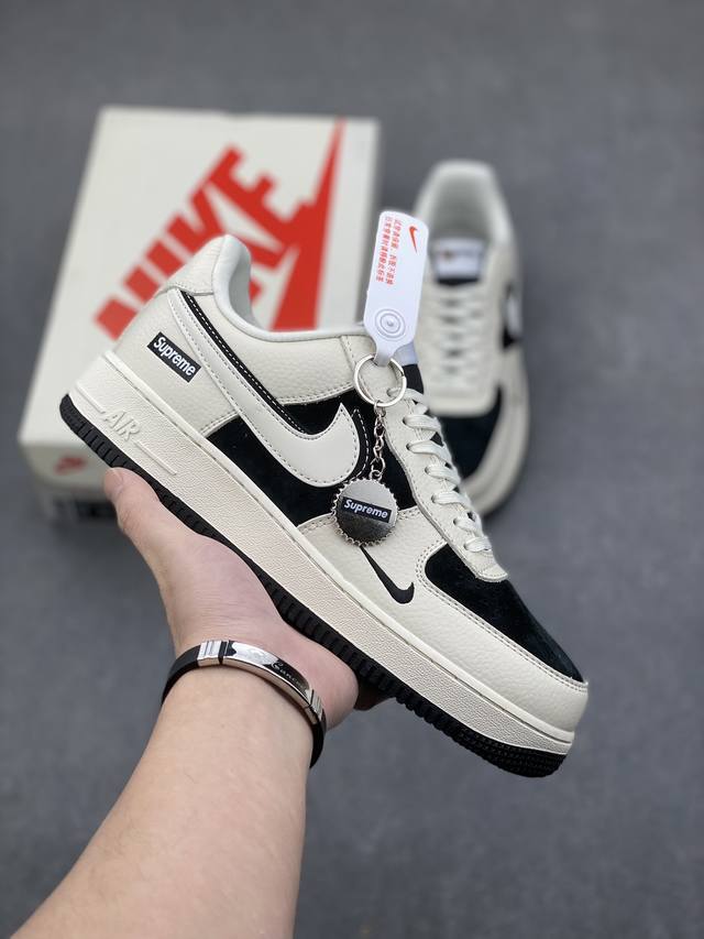 海外限量发售！公司级nike Air Force 1 '07 Low “Supreme联名--米黑双勾”空军一号 低帮 运动鞋 休闲鞋 折边针车 工艺难度大 原