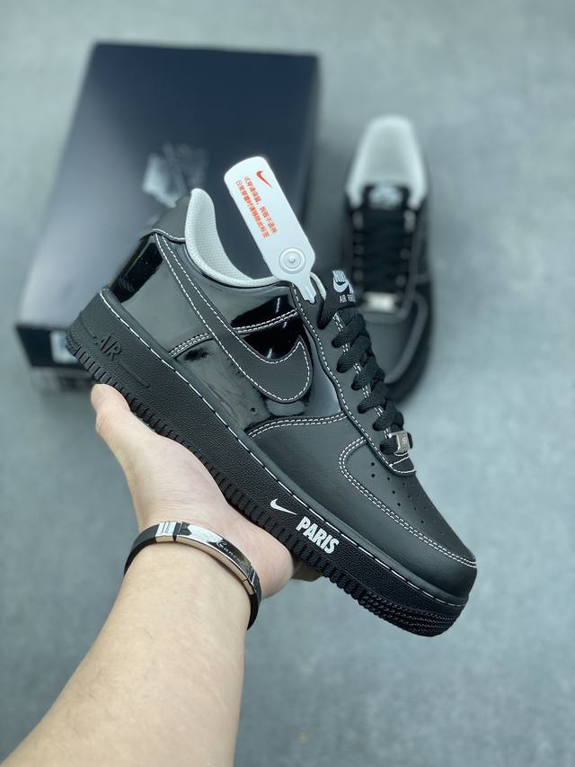 耐克nike Air Force 1‘07 空军一号低帮百搭休闲运动板鞋。柔软、弹性十足的缓震性能和出色的中底设计，横跨复古与现代的外型结合，造就出风靡全球三十