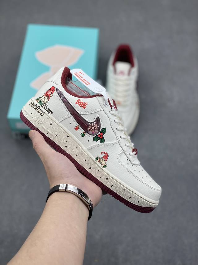 独家实拍圣诞节限定“圣诞奶奶”Nike Air Force 1 “Grandma Christmas”空军一号定制低帮板鞋 货号：Fz5068-616 在遥远的