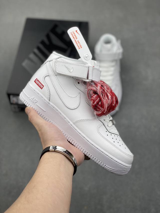 耐克nk Air Force 1 Mid 空军一号中帮高帮百搭休闲运动板鞋 柔软、弹性十足的缓震性能和出色的中底设计 横跨复古与现代的外型结合 造就出风靡全球三