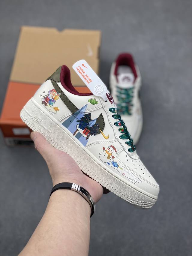 圣诞派对”订制空军一号板鞋 该定制版球鞋选用原鞋款为nike Air Force1空军一号低帮，以红绿色为主调，将经典圣诞配色用于鞋上，充满浓郁圣诞氛围，绿色象