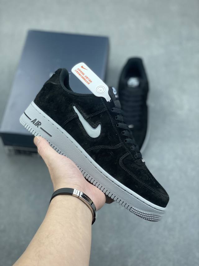 耐克nike Air Force 1‘07 空军一号低帮百搭休闲运动板鞋。柔软、弹性十足的缓震性能和出色的中底设计，横跨复古与现代的外型结合，造就出风靡全球三十