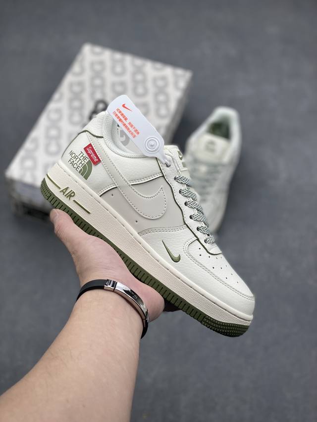 海外限量发售！公司级nike Air Force 1 '07 Low “Supreme北面联名--米白透心绿”空军一号 低帮 运动鞋 休闲鞋 折边针车 工艺难度