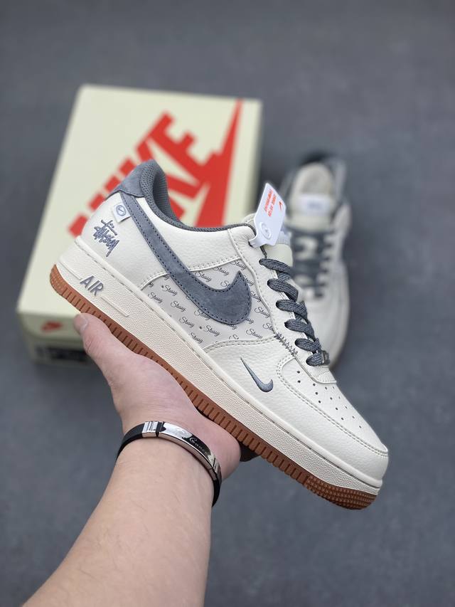 海外限量发售！公司级nike Air Force 1 '07 Low “斯图西联名--灰勾英文”空军一号 低帮 运动鞋 休闲鞋 折边针车 工艺难度大 原楦头原纸