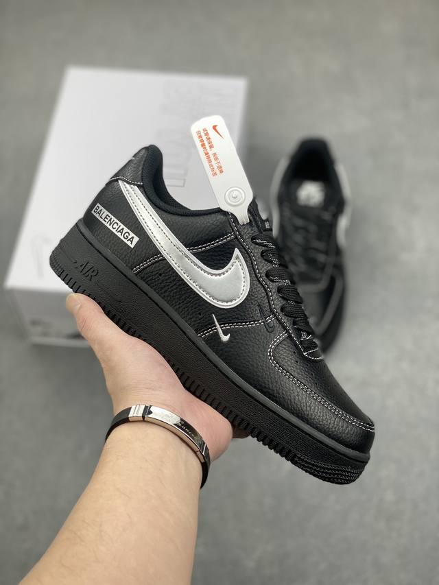 Nike Air Force 1 '07 Low 空军一号含气垫 低帮百搭厚底增高休闲运动板鞋。柔软、弹性十足的缓震性能和出色的中底设计，横跨复古与现代的外型结