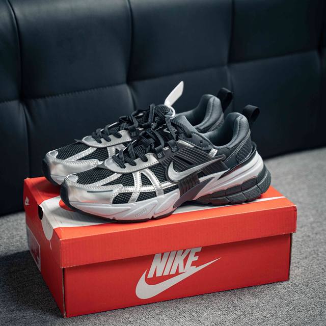 Nike Wmns V2K Runtekk Low Black Metallic Silver 复古潮系列未来复古老爹风百搭休闲运动慢跑鞋“黑灰金属银” 货号：