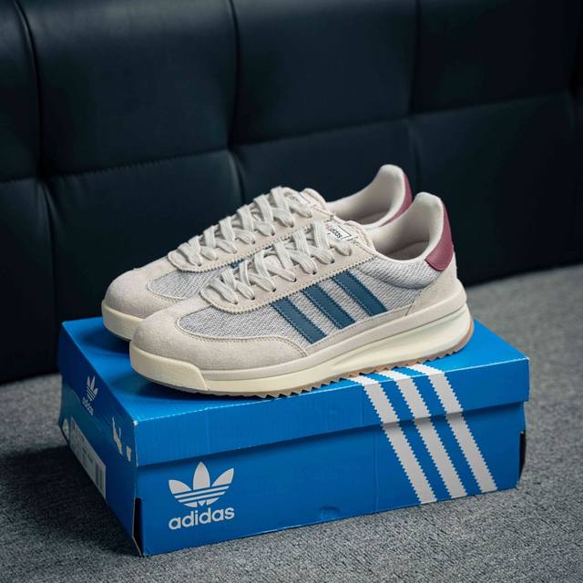 Adidas Originals Sl 72 Rs 超轻便透气复古慢跑鞋 鞋头的设计饱满圆润 鞋面是翻毛皮和尼龙材质结合 上脚舒适柔软 橡胶大底非常耐磨防滑 包