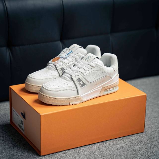 Lv-路易-威登trainer 2024走秀最新款原版1：1开发复刻！！上脚非常舒适 做工精细鞋面由意大利进口小牛皮拼接，侧边饰有品牌logo标志，进口网布垫脚