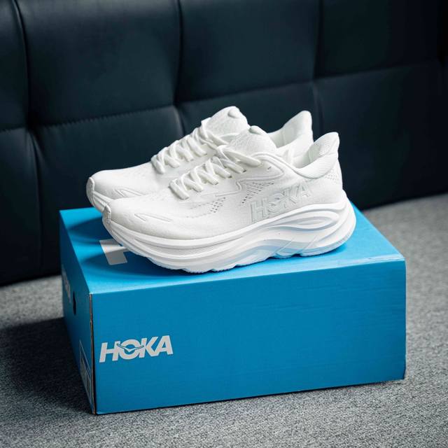 Hoka M Clifton 10 全新配色 这个品牌来自于新西兰的毛利语，Hoka表示大地，One One表示飞越，连起来就是飞越地平线，One One不是读