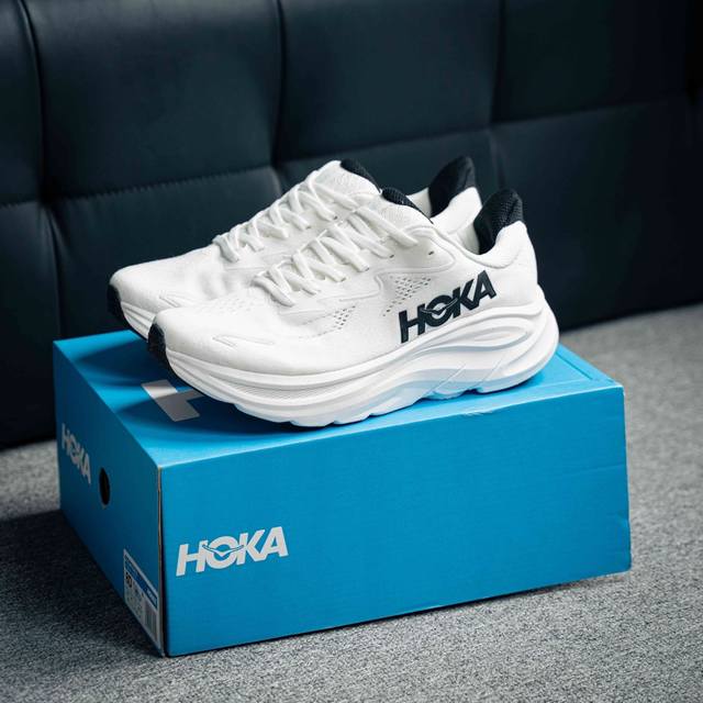 Hoka M Clifton 10 全新配色 这个品牌来自于新西兰的毛利语，Hoka表示大地，One One表示飞越，连起来就是飞越地平线，One One不是读