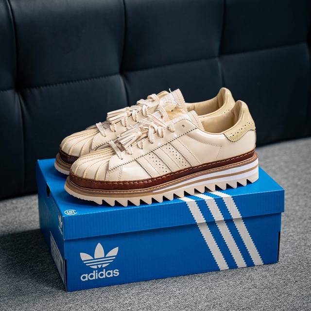 Clot X Adidas Originals Superstar 陈冠希全新设计 鞋身整体以adidas经典的”Superstar“为蓝本设计 将标志性的贝壳