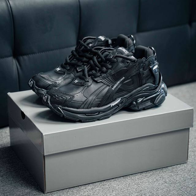 复解古构,高奢品牌-巴黎家世7.5代balenciaga Runner Sneaker” 风坏破 复老古鞋爹 通过溢胶、旧做、线缝细等节，示展设了师计 Demn