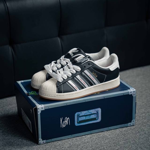 Korn X Adidas Originals Superstar 舒适百搭 防滑耐磨 贝壳头低帮 板鞋 男女同款 黑白 货号：Ih1313 尺码：36 37