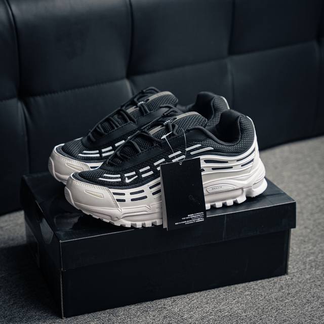 Comme Des Garcons Homme Plus X Air Max Tl 2.5 Pack 联名气垫跑鞋 #鞋款采用透气网眼布和皮革材料，确保了穿着的