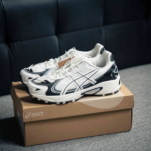 Asics Gel-Kahana Tr V4 亚瑟士复古机能休闲运动鞋 上架实拍鞋款外观设计上延续延续了kahana Tr系列鞋型，不同的是鞋面加入解构鞋带设计