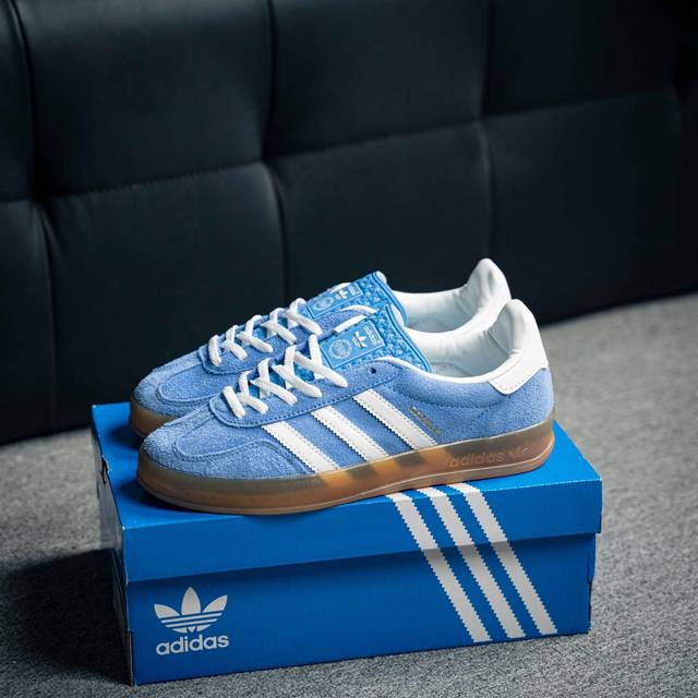 Adidas Originals Gazelle Indoor 三叶草复古防滑耐磨低帮板鞋 鞋款采用柔软的绒面革和耐用的皮革衬里融合在橡胶外底上 货号：Hq87