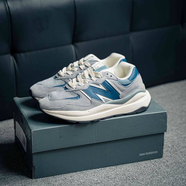 新百伦new Balance Nb5740系列 凭借多种严选的优质素材重塑出让人耳目一新又充满层次感的革新中低结构。为呼应90年代的巨大化潮流，鞋侧也点题采用了