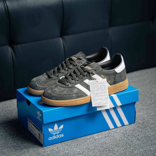 Adidas Originals Gazelle Indoor 三叶草复古防滑耐磨低帮板鞋 鞋款采用柔软的绒面革和耐用的皮革衬里融合在橡胶外底上 货号：Ie53