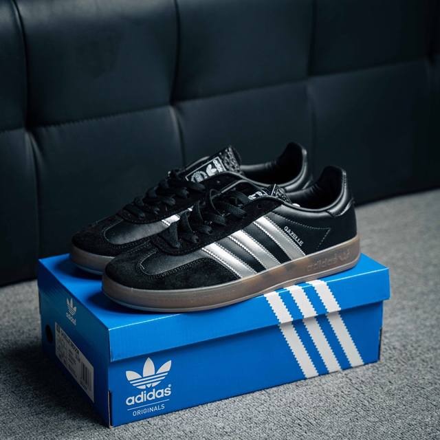 Adidas Originals Gazelle Indoor 三叶草复古防滑耐磨低帮板鞋 鞋款采用柔软的绒面革和耐用的皮革衬里融合在橡胶外底上 货号：Jh88