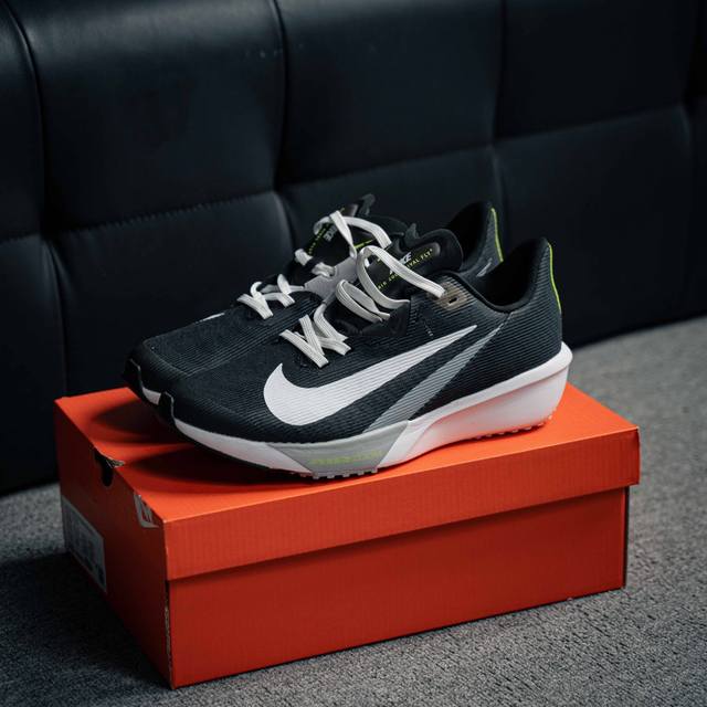 Air Zoom Rival Fly 4超弹透气轻量跑步鞋鞋款搭载 Flyknit 材料 出众弹性 易于穿脱 采用react技术 轻盈耐 跑步健身房锻炼最佳选择