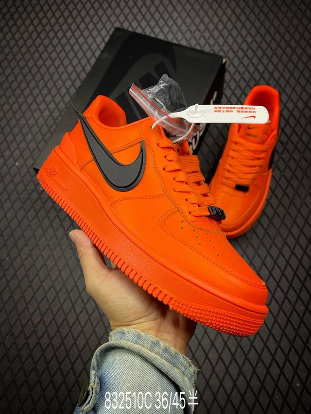 公司级ambush X Nk Air Force 1‘07 Low ”Phantom“ 联名款 空军一号低帮休闲板鞋 #鞋款鞋身以及内衬均采用了纯色皮革打造，标