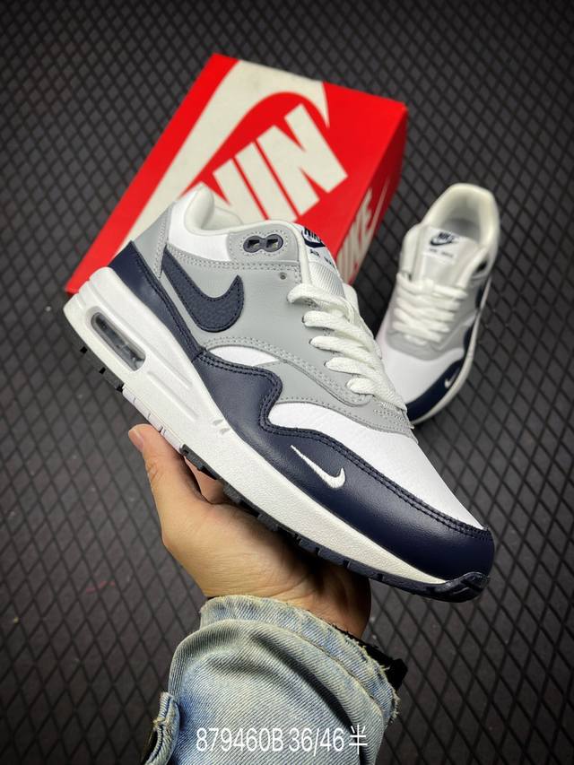 公司级nike Air Max 1 耐克气垫 缓震 耐磨运动鞋 鞋身材质均选择皮革 织物 麂皮多种材质覆盖 保证质感的前提下 层次感也相当不错 带有开窗式 Ai